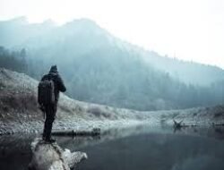 Tips Menjaga Barang Bawaan Tetap Kering Saat Harus Traveling di Tengah Musim Hujan yang Ekstrem